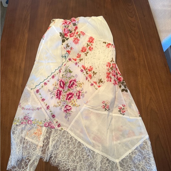 Anthropologie Floral Patchwork flattering skirt with Lace trim and a side slit - Picture 5 of 8